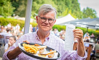 Seekrug-Wirt Christian Schulz im Außenbereich seiner Gastronomie am Obersee. Kommt die Mehrwertsteuererhöhung, wird es auch für seine Gäste teurer werden. - Mike-Dennis Müller / www.mdm.photo