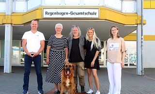 Oliver Köhler (v.l.), Maike Maatz, Johannes Hegel, Esther Widdel und Ronja Hedemann sprechen mit der NW über die Drohungen gegen die Regenbogen-Gesamtschule. Hund Oswald passte auf. - Andreas Sundermeier