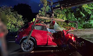 Das Auto ist bei dem Unfall komplett zerstört worden. - Feuerwehr Herford