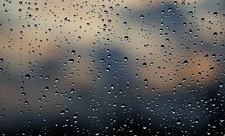 Der Dienstag startet grau und regnerisch. - Symbolbild: Pixabay