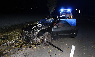 Das Auto war vorne vollkommen zerstört. - Polizei Minden-Lübbecke