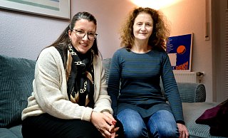 Christina Gerdenits (l.,43) arbeitet seit zwei Jahren beim Krisendienst im Kreis Gütersloh - Stephanie Aistermann (53) schon seit mehr als 20 Jahren. Dieses Jahr haben die Frauen zusammen in der Weihnachtsnacht Dienst. - Andreas Frücht
