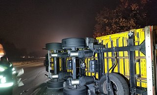 Der Anhänger des DHL-Gespanns liegt auf dem Seitenstreifen der A2. - NW
