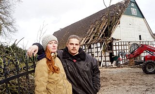 Nathalie Fißmer und Tom Haaf auf ihrem Hof: Die umgestürzte Eiche hat erheblichen Schaden verursacht. - Niklas Krämer