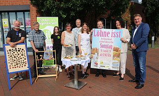 Thorsten Wessel (Vitale City, v. l.), Egon Schewe (Bahnhofsverein), Anne-Mieke Möller (Riff), Irene Esser (Bahnhofsverein), Dirk Hinke, Maren Werner (beide Kulturbüro), Bernd Ritter (Vitale City), Anja Flömer und Marco Kollmeier (beide Volksbank) laden zum Bürgerbrunch ein. - Anthea Moschner