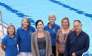 Freuen sich auf das traditionelle Freibadfest (v.l.n.r.): Steffi Meixner, Bettina Bredenkötter (beide Freibadverein Elverdissen), Marina Hageldanz (Marketing), Anne Raven-Scholten (Freibadverein Elverdissen), Jennifer Weiß (Badleitung), Markus Diering (Betriebsleiter Freizeiteinrichtungen). - Claus Frickemeier