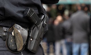 Vor dem Landgericht stehen bewaffnete Polizisten. Im Inneren des Justizgebäudes galten verschärfte Sicherheitsvorkehrungen. - dpa / Friso Gentsch