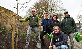 Ralf Haffke (v. l.), Franz Reschke (Planer), Ulrike Krekeler (HVV-Vorstand), und Stephan Berg (HVV) sowie Norbert Drews (HVV-Vorsitzender, vorn) mit dem besonderen Baum. - Thomas Kube
