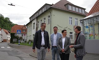 Beigeordneter Andreas Niggemeyer, Schulamtsleiter Olaf Krane, Eva Klare-Kurtenbach, Geschäftsführerin des Kolping Schulwerks und der Kolping Kita gGmbH, und Bürgermeister Tobias Scherf im Gespräch vor der ehemaligen Eisenhoit-Schule. - Dieter Scholz