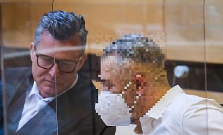 Rechtsanwalt Detlev Binder und der Angeklagte beraten über die nächsten Schritte. - Archiv: Andreas Zobe