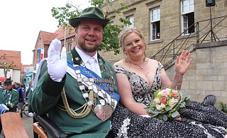 Joseph und Beatrice Gievers regieren Borgentreich im 520. Jahr der Schützenbruderschaft. - Burkhard Battran