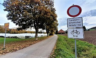 Schleichweg: An der schmalen Straße am Ortsausgang Welda Richtung Volkmarsen steht ein Schild, das sie nur für Radfahrer und landwirtschaftlichen Verkehr freigibt. - Simone Flörke