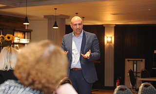 Landrat Ali Dogan hält die Klinik-Neubauten auf Grundlage der nun vorgelegten Berechnungen für finanzierbar. Kosten soll das Projekt nun insgesamt 356 Millionen Euro. Zweifel, dass es Probleme bei der Finanzierung geben kann, äußerten Teilnehmer des Bürgergespräch des Landrats in Rahden. Es gab aber auch Zustimmung zu den Neubau-Plänen. - Joern Spreen-Ledebur