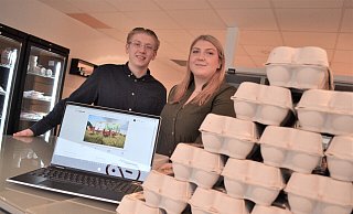 Die Geschwister Jona und Lea Remmert haben "Reecom" ins Leben gerufen. Sowohl im stationären Handel als auch im Onlinehandel bieten sie regionale Lebensmittel an. - Peter Heidbrink