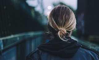 Eine Bielefelderin ist auf dem Heimweg beinahe vergewaltigt worden. - Symbolfoto: Luke Porter/unsplash.com
