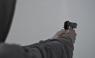 Der 25-Jährige soll in Rheda-Wiedenbrück mit einer Pistole bedroht worden sein. - Verwendung weltweit Modelfreigabe vorhanden. ! Keine Weitergabe an Wiederverkäufer.