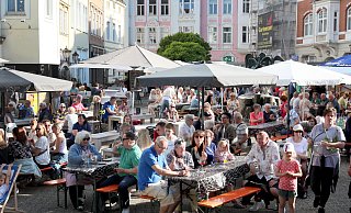 Das Weindorf ist vom Rathausplatz zurück auf den Gänsemarkt gekehrt. - Frank-Michael Kiel-Steinkamp