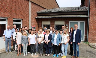 Beverungens Bürgermeister Hubertus Grimm (v.l.), die Kursleiter Ludger und Sylvia Wessel, sowie Ulrich Wille (VHS Zweckverband Diemel-Egge-Weser, 4.v.r.), Sabrina Schwalm (Stadt Beverungen, 2.v.r.) und Johannes Schröder (Pfarrei Heiligste Dreifaltigkeit Beverungen) zusammen mit den Kursteilnehmern. - Sebastian Beeg