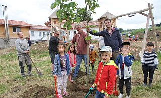 Die Kinder der Sonnengruppe pflanzten gemeinsam mit den Handwerkern und den Inhabern des Brückenhofs, Tankred und Laurenz Trautmann, vor dem neuen Kita-Gebäude einen Baum. - Johannes Büttner
