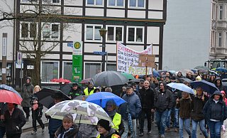 Die Teilnehmerinnen und Teilnehmer des Protestzuges gehen gemeinsam zur Kundgebung auf dem Berliner Platz in Höxter. - Manfred Bues