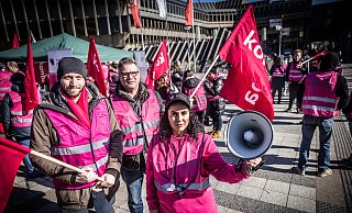 Kevin Kittner (v.l.), Rolf Tanz und Gazali Tascan demonstrieren auf dem Rathausplatz für mehr 10,5 Prozent Lohn. - Mike-Dennis Mller / www.mdm.photo