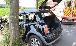 Die Fahrerin musste einem anderen Wagen ausweichen - und fuhr deswegen gegen einen Baum. - Polizei Herford