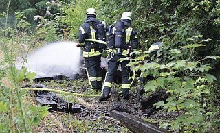 Die Feuerwehr löschte den Brand der Bahnschwellen. - Polizei