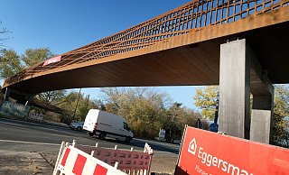 Wegen Absturzgefahr darf die Brücke über der B61 nicht betreten werden. Wann sie freigegeben werden kann ist noch unklar. - Andreas Frücht