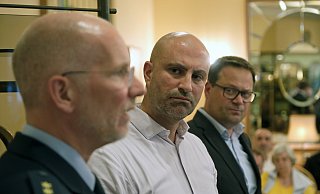 Polizeidirektor Mathias Schmidt (v.l.), Landrat Ali Dogan (SPD) und Bürgermeister Lars Bökenkröger (CDU) wollen über die Ordnungspartnerschaft zwischen Ordnungsamt und Polizei in der Kurstadt sprechen. - Ulf Hanke