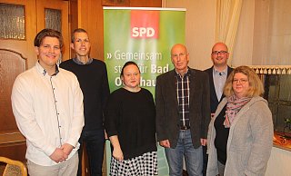 Der neue Vorstand der SPD (v.l.): Lukas Grundschöttel, Martin Brörmann, Carina Dietzmann, Bernhard Kuhn, Kristian Piechulek und Heidemarie Kabus. Alle Delegierte und Gäste der Versammlung haben ihren Impfschutz zuvor nachgewiesen. - Ulf Hanke