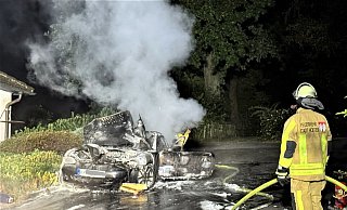 Gut zwei Stunden dauerte der Einsatz der Feuerwehr in der Nacht zu Sonntag in einem Wohngebiet in Stahle. Das Auto brannte völlig aus. - FFW Höxter