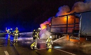 Bei Eintreffen der Feuerwehr stand der Lkw in Vollbrand. - Feuerwehr Porta/Michael Horst