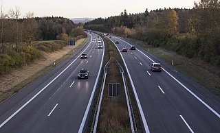 Nahe der A30 haben Unbekannte ihren Müll abgeladen. - Symbolbild: Pixabay