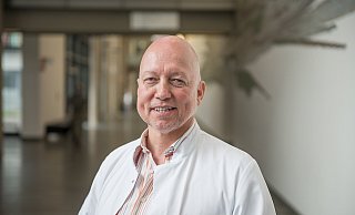 Theo Sievert ist Geschäftsführender Oberarzt der Neurochirurgie am Johannes-Wesling-Klinikum in Minden. - Mühlenkreiskliniken