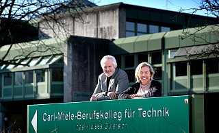 „Mathe Note zwei, zuverlässig, pünktlich, ohne Fehlstunden, so wünschen sich Betriebe ihre Azubis und die Werbeanzeigen fördern dieses Bild.“ Die Realität sieht für Martin Kreutzkamp (65) als Bereichsleiter Ausbildungsvorbereitung am Carl-Miele-Berufskolleg und Sozialarbeiterin Martina Bunte-Drewell (57) anders aus. - Andreas Frücht