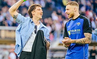 SCP-Keeper Jannik Huth (l.) feiert bei seiner Verabschiedung im Paderborner Stadion "in Zivil" mit seinen Teamkollegen und den SCP-Fans. - Besim Mazhiqi