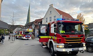 Die Feuerwehr Delbrück rückte am Sonntagnachmittag zu einem komplett eingenebelten Automatengeschäft am Alten Markt aus. - Ralph Meyer