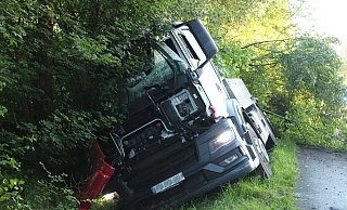 Der tonnenschwere Milchwagen musste aus einem Straßengraben geborgen werden. - Polizei Minden-Lübbecke