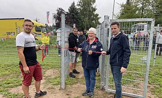 Fabian Tunke (v. l.), Bürgermeisterin Gudrun Ramann und stellvertretender Gemeindedirektor Philip Becker bei der Eröffnung der Boffzener Hundewiese. - Manfred Bues