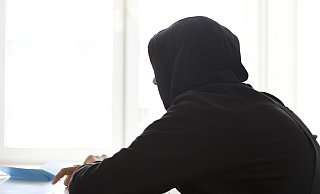 Dieser junge Mann ist ein sogenannter Schulverweigerer - er ist in einem Projekt, welches ihm zunächst einmal wieder einen Rhythmus zu finden hilft. Mit festen Zeiten, festen Verantwortlichkeiten. - epd-bild / Nancy Heusel