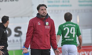 Im Nachholspiel beim TuS Erndtebrück geht es für Trainer Julian Hesse und den FC Gütersloh um viel. Foto: Jens Dünhölter - Jens Dünhölter