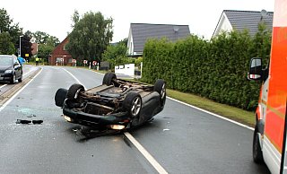 Der Mazda landete auf dem Dach. - Polizei Minden-Lübbecke