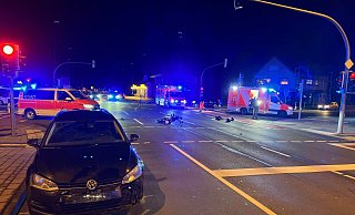 Zwei Jugendliche wurden bei einem Abbiegeunfall mit Kollision verletzt. Der Unfallort musste vorübergehend gesperrt werden. - Thorsten Heß