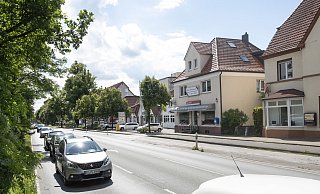 Pro Tag fahren rund 20.000 Fahrzeuge auf der Gütersloher Straße durch Ummeln, darunter viele Pendler zwischen Bielefeld und Gütersloh. - © Jörg Dieckmann - www. dieckmann-fotodesign.de