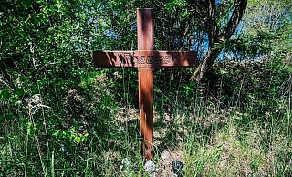 Das Foto zeigt ein Erinnerungskreuz am Fundort der Leiche. - Besim Mazhiqi