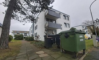 In diesem Haus an der Lübbecker Straße in Kirchlengern hat ein Unbekannter randaliert. Danach hat der Täter drei Polizisten angegriffen. - Florian Weyand