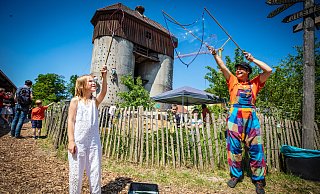 Claudia Spangenberg (r.) begeistert mit ihren riesen Seifenblasen. Zoe (6) probiert es auch mal aus. - Mike-Dennis Müller / www.mdm.photo