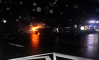 Der Pkw der Frau kam auf der Kreuzung zum Stehen. Anschließend geriet der Motorraum in Brand. - Polizei Minden-Lübbecke