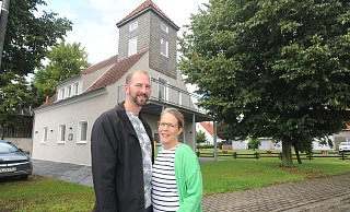 Michael und Sylvia Grewe freuen sich, dass der Umbau des früheren Feuerwehrhauses in Destel zu einem vielseitig nutzbaren Gebäude nun beendet ist. - Joern Spreen-Ledebur