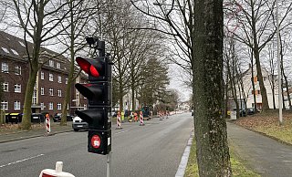 Der Verkehr wird durch eine Baustellenampel durch die Engstelle in der Rathenaustraße geführt. - Jule Barmwater